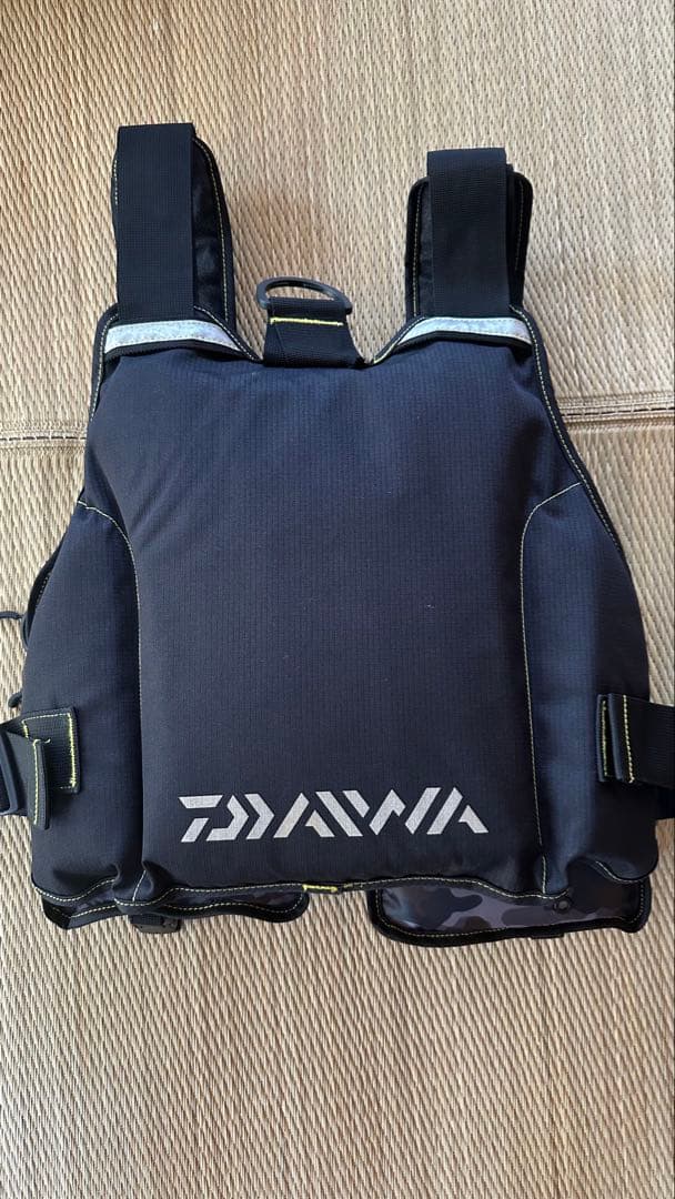 Daiwa フローティングジャケット ブラック/カモフラージュ　ダイワ