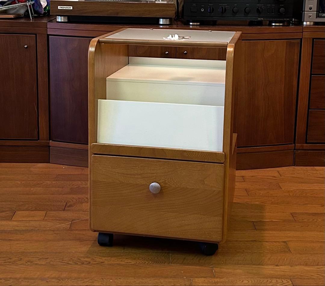 カリモク　マガジンラック　チェスト　小物　モダンデザイン　キャスター付き