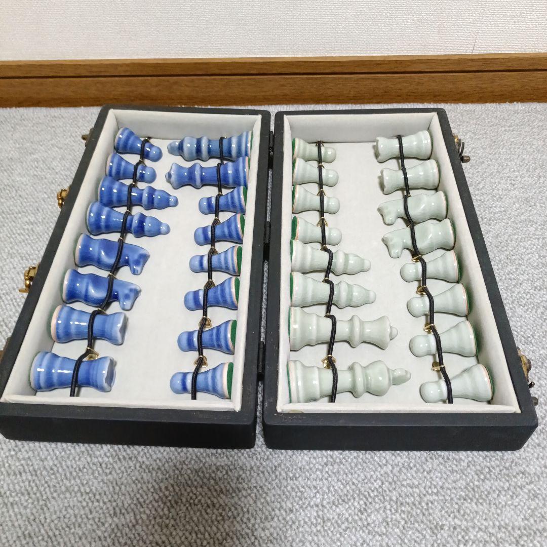 タイ　セラドン焼き陶器駒とチェスボード