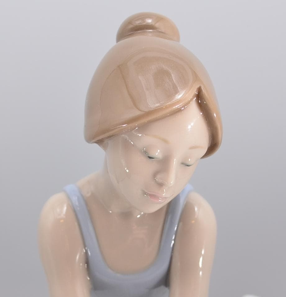 座るバレリーナ　★リヤドロ　スペイン　ポーセリン　光沢仕上げ　絶版　箱付き