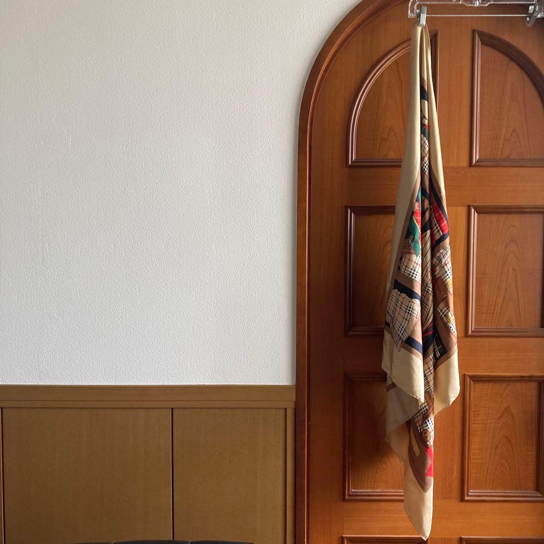 美品|Burberrys 大判シルクスカーフ バーバリーギフト柄　86センチ正方