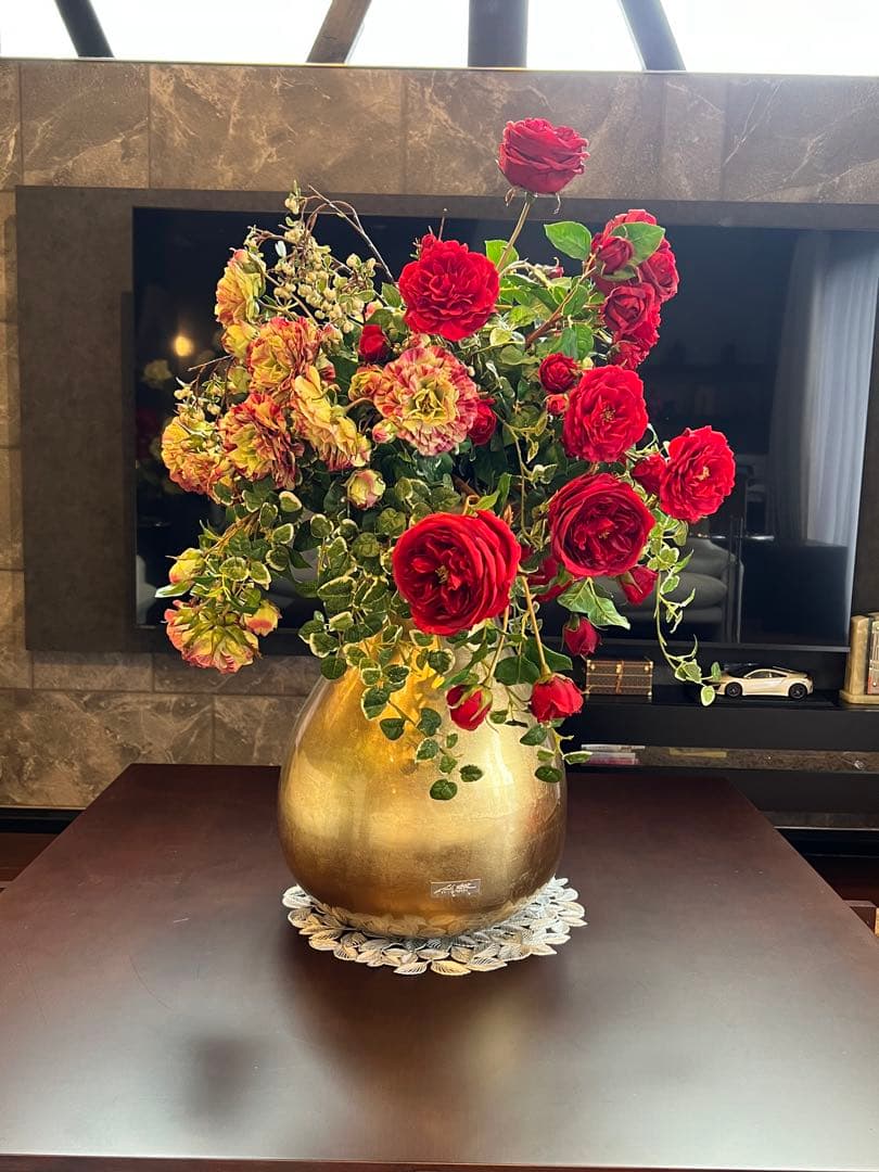 【美品】巨大エミリオロバ　赤いバラの豪華なアレンジメント