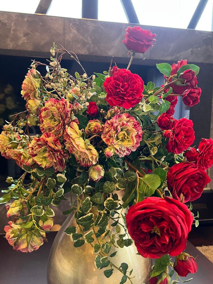 【美品】巨大エミリオロバ　赤いバラの豪華なアレンジメント