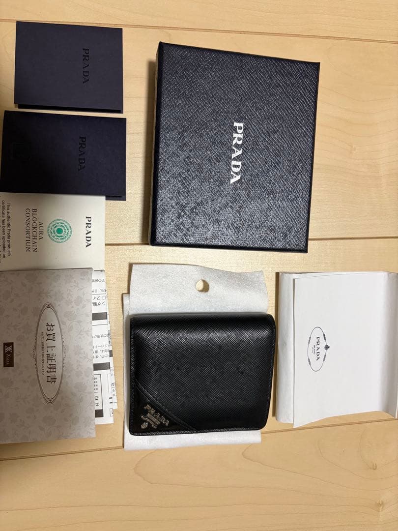 【美品】プラダ 二つ折り財布 サフィアーノ
