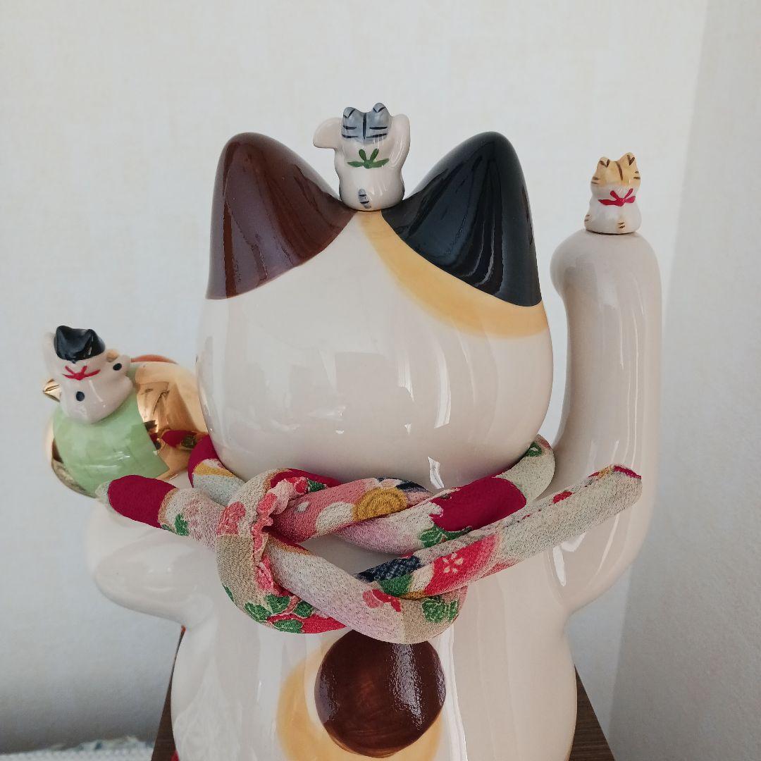 薬師窯 彩絵 招福大開運招き猫 (ちりめん 首輪.座布団付き) 置物