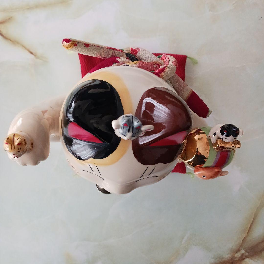 薬師窯 彩絵 招福大開運招き猫 (ちりめん 首輪.座布団付き) 置物