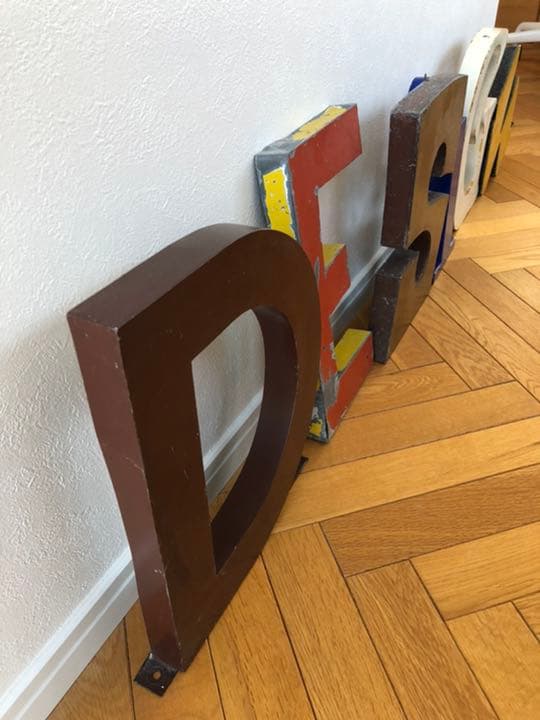 フランスのビンテージ看板文字KIDIMO 「DESIGN」