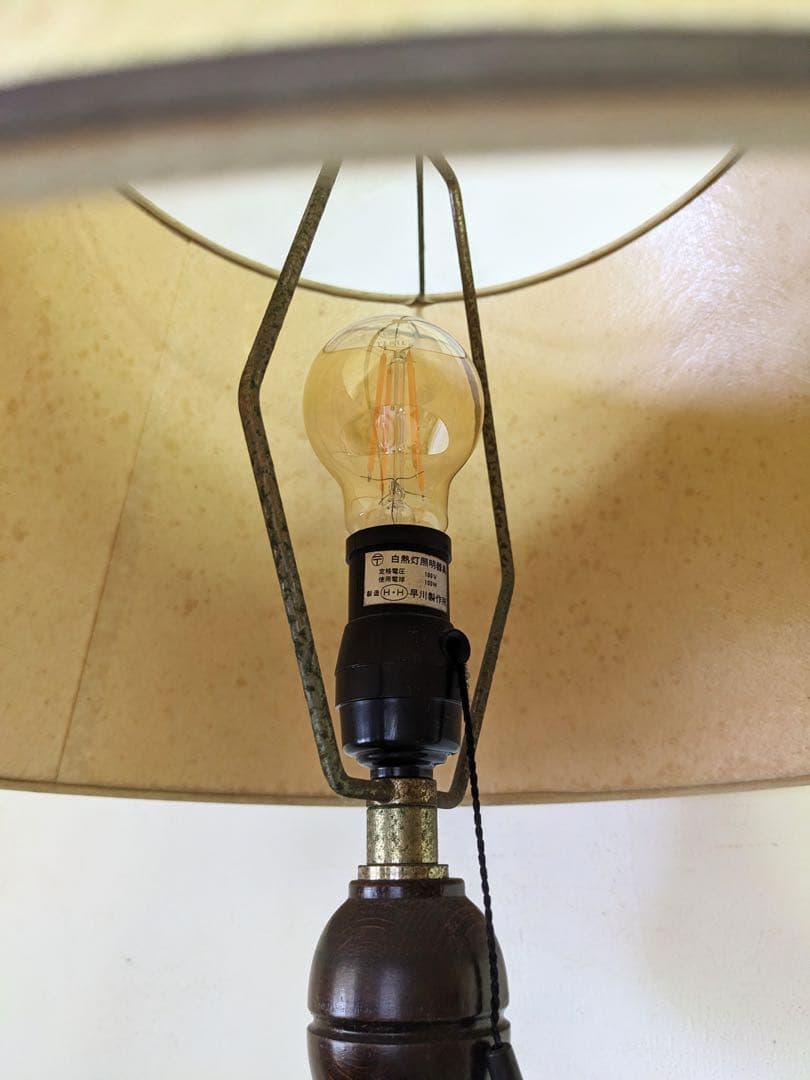 クラシックな佇まいの木製フロアライト スタンド照明