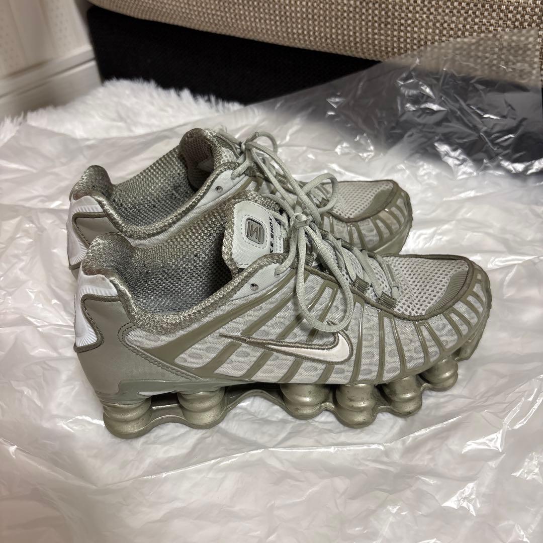 Nike Shox ホワイト/グレー スニーカー