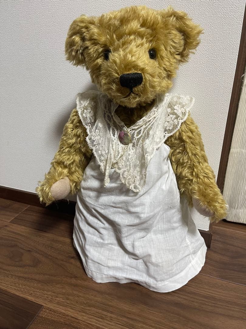 ベージュのぬいぐるみ 白いドレス