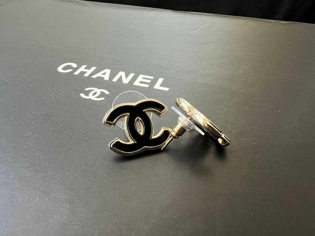 CCロゴピアス ブラック ゴールド