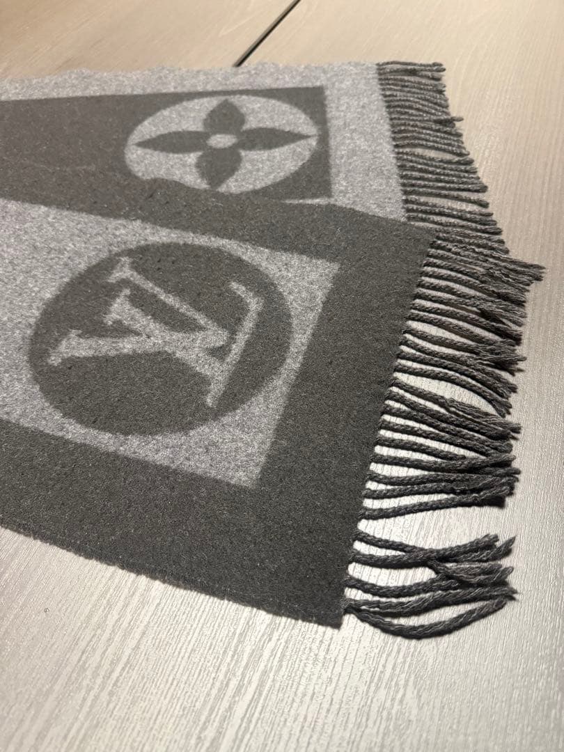 ルイヴィトンエシャルプカーディフ マフラーノワールブラックxグレー