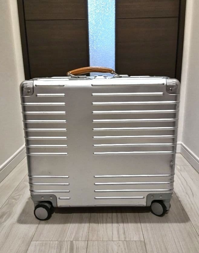 イノベーター キャリーケース　アルミ　シルバー　42L　TSA