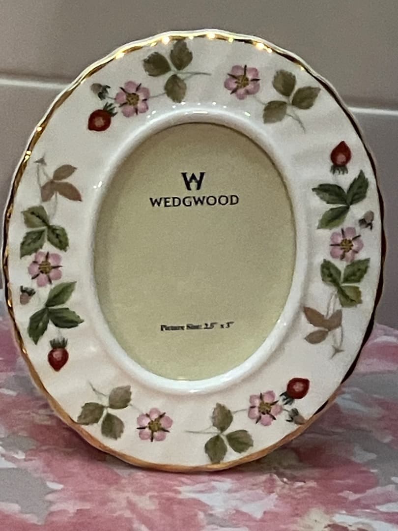 【美品】ウェッジウッド写真たてミニサイズ手のひら位のサイズ感