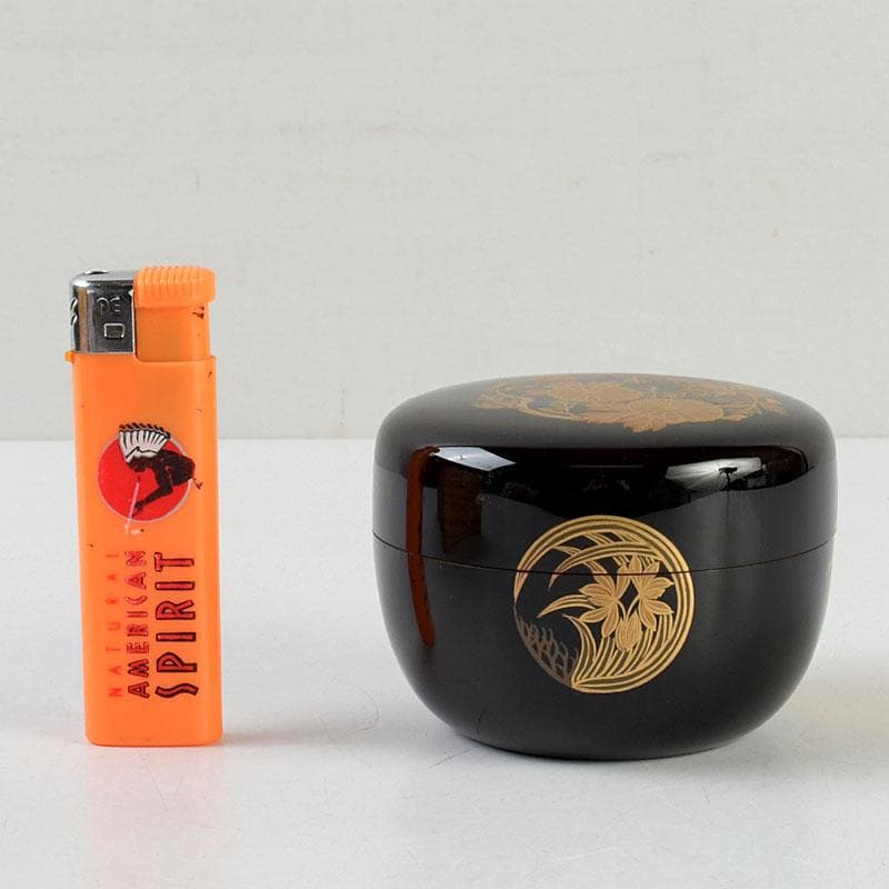 茶道具　塗匠　哲山作　花丸菊花蒔絵　平大棗　共箱　V　9354