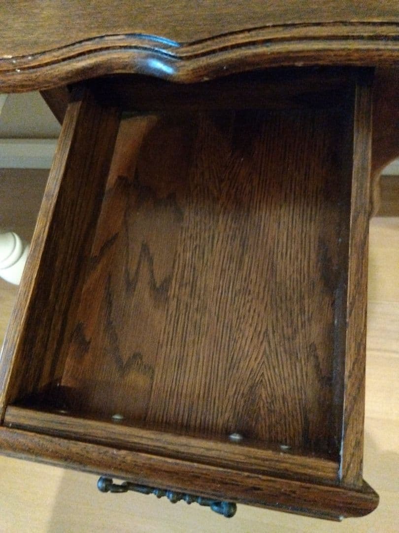 中古　海外輸入家具　ルーマニア製 デスク 机 ドレッサー 猫足 アンティーク調