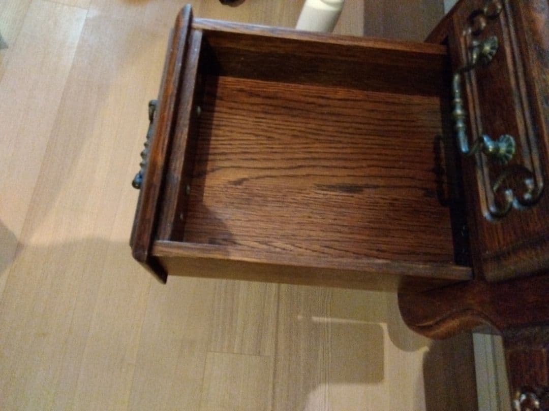 中古　海外輸入家具　ルーマニア製 デスク 机 ドレッサー 猫足 アンティーク調