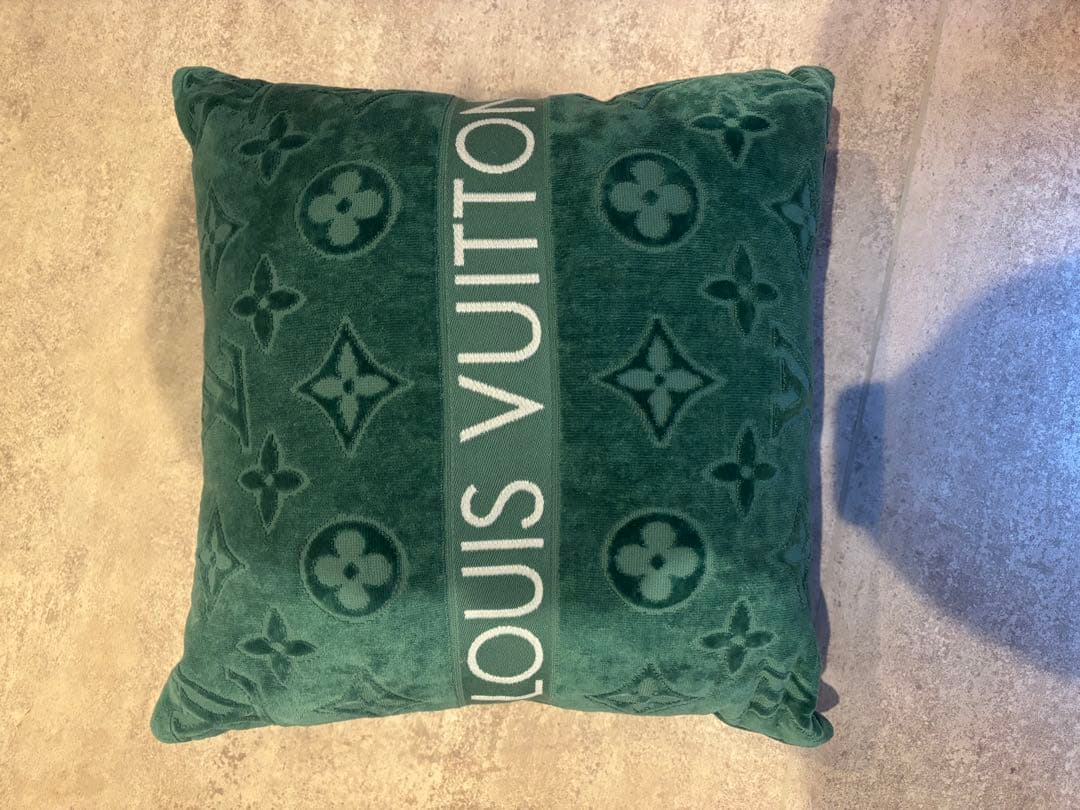LOUIS VUITTON クッション　LV