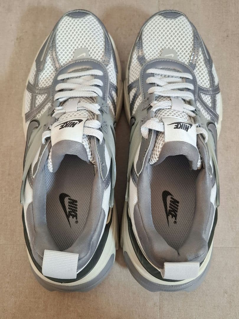 【未使用級】NIKE W V2KRUN 24.5cm シルバー スニーカー