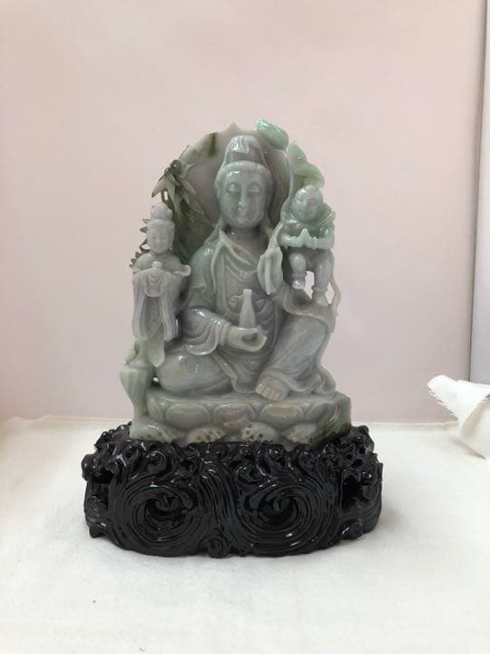 ビルマ翡翠観音様置物❣️天然翡翠　縁起物　贈答品  家庭円満　運気上昇❣️