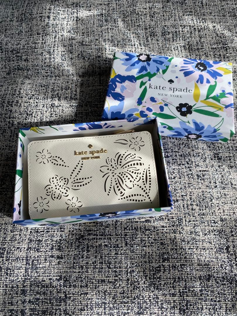 kate spade 二つ折り財布 花柄　アイボリー　箱付き