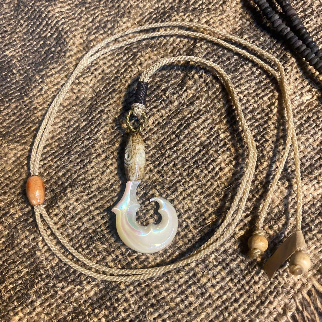 夜光貝と牛の角ペンダント「水面の三日月」　ハワイアンジュエリー　ボーンカービング