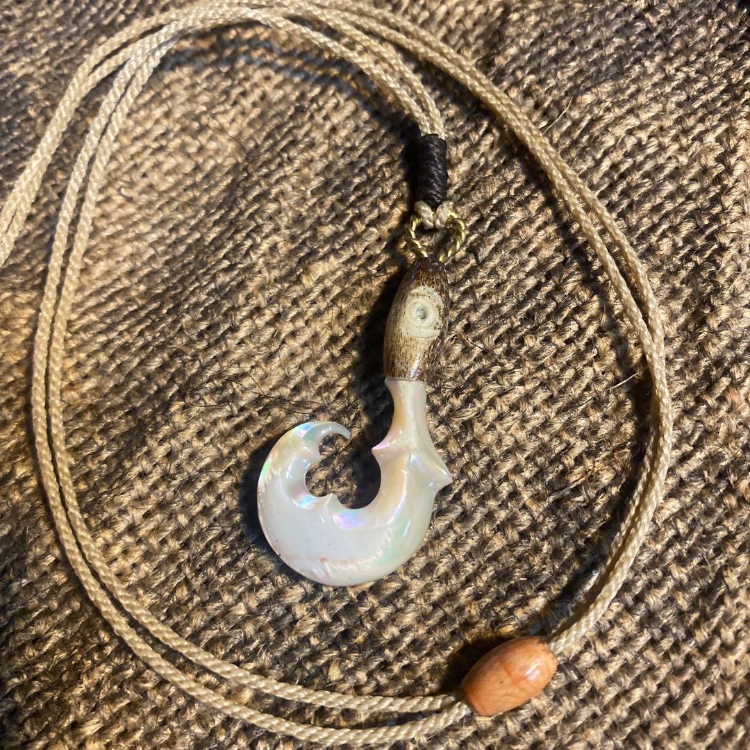 夜光貝と牛の角ペンダント「水面の三日月」　ハワイアンジュエリー　ボーンカービング