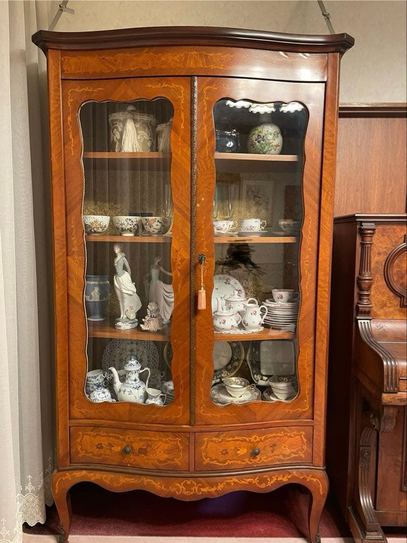 木製キャビネット インレイ細工 ガラス扉付き