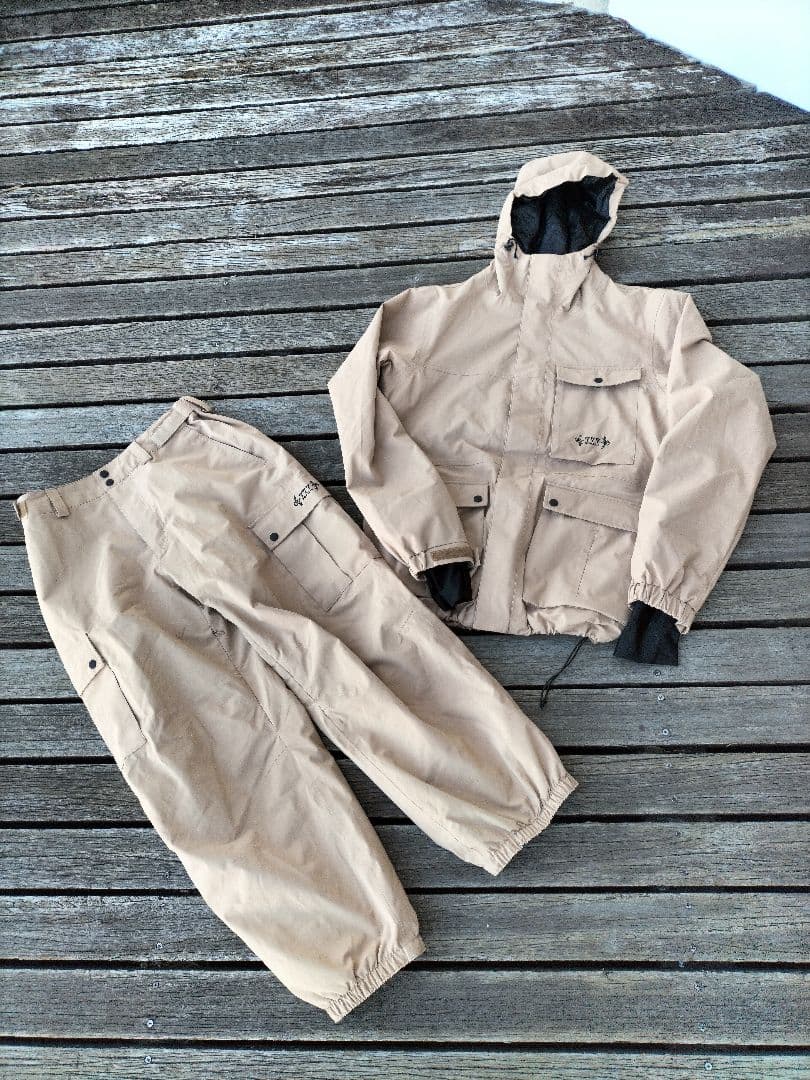 美品NOMADIKノマディック　L　スノーボードウェア 上下セット