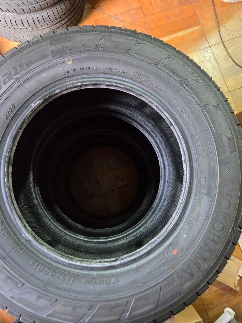 ハイエースキャラバンNV350純正タイヤセット