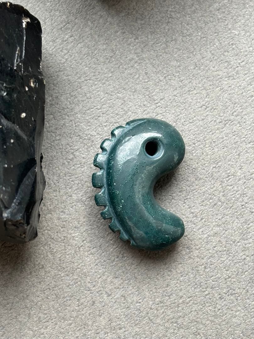 出雲石　勾玉　獣型　鬣型　碧玉　ブラッドストーン