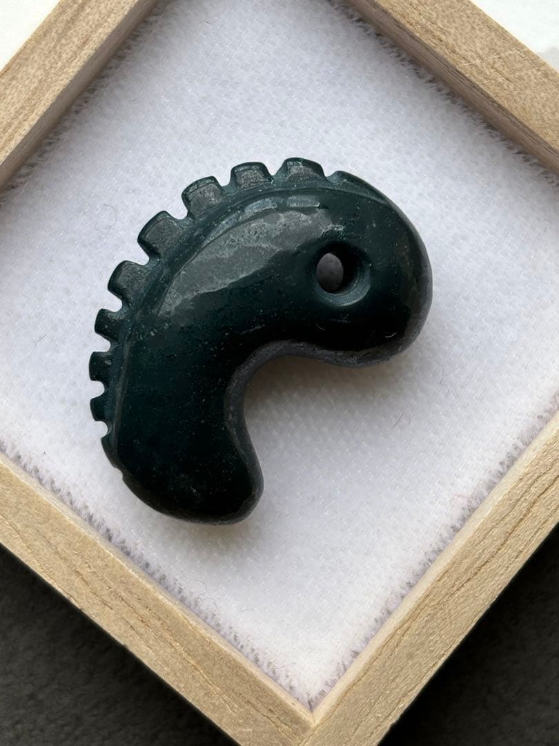 出雲石　勾玉　獣型　鬣型　碧玉　ブラッドストーン