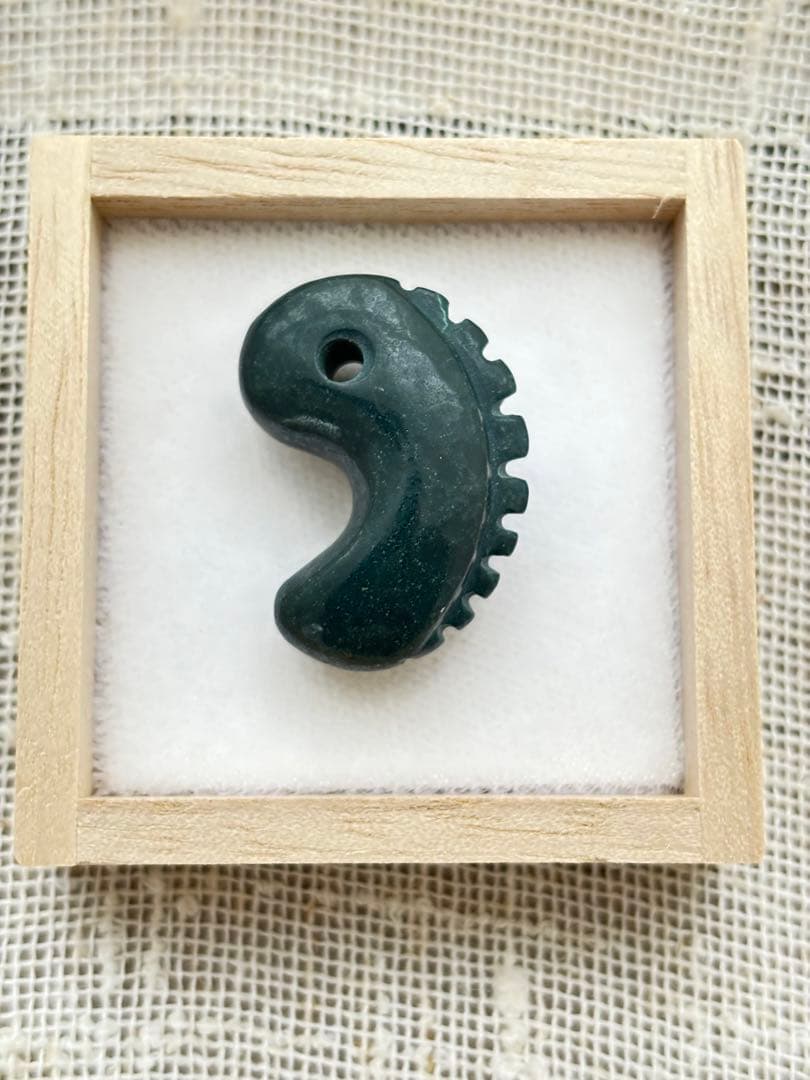 出雲石　勾玉　獣型　鬣型　碧玉　ブラッドストーン