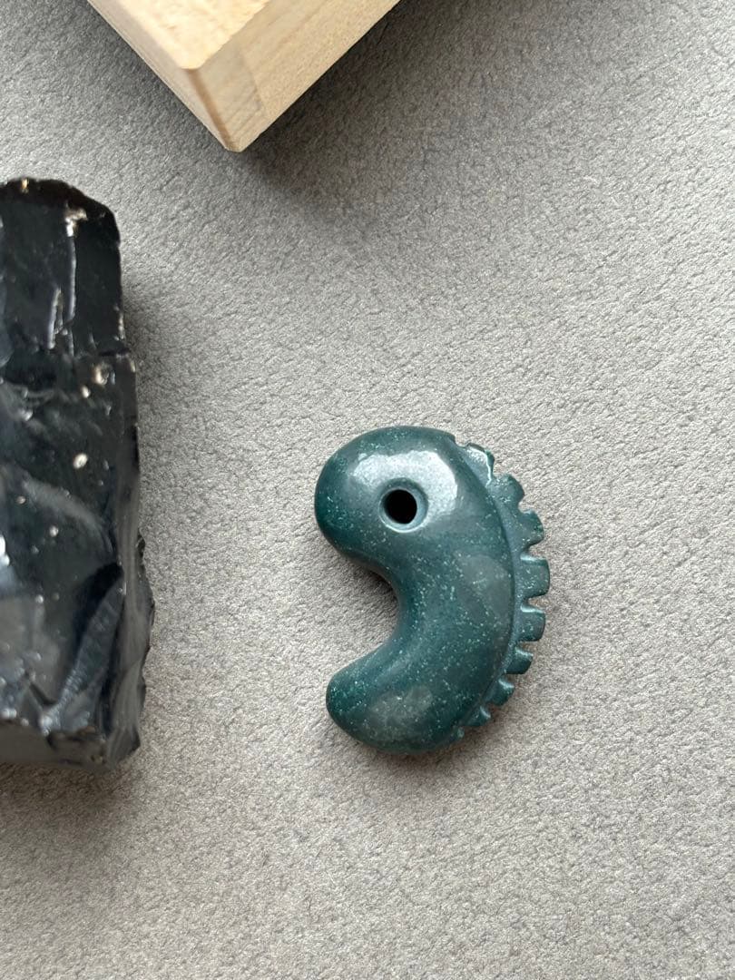 出雲石　勾玉　獣型　鬣型　碧玉　ブラッドストーン