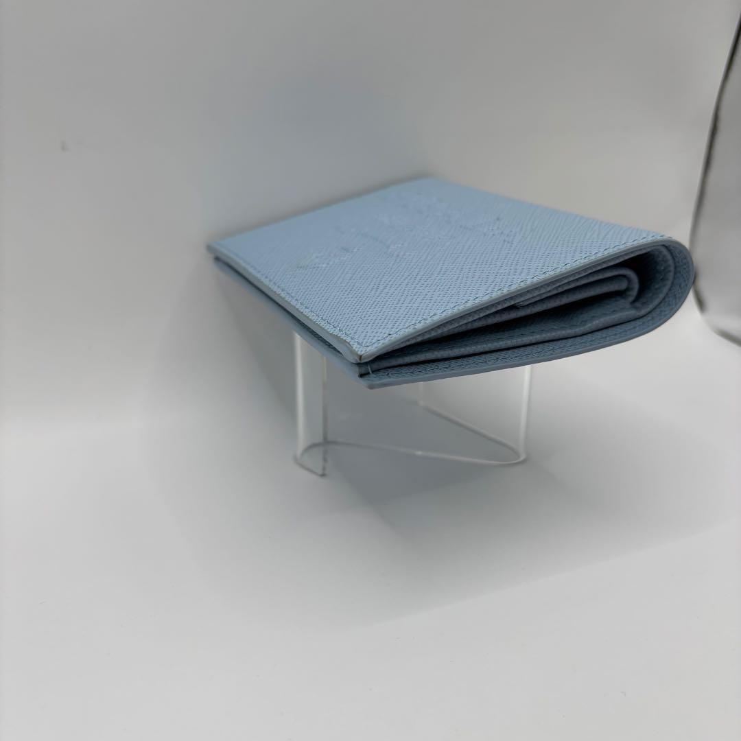 美品　PRADA 二つ折り財布　サフィアーノエンボス　ライトブルー 1MV204
