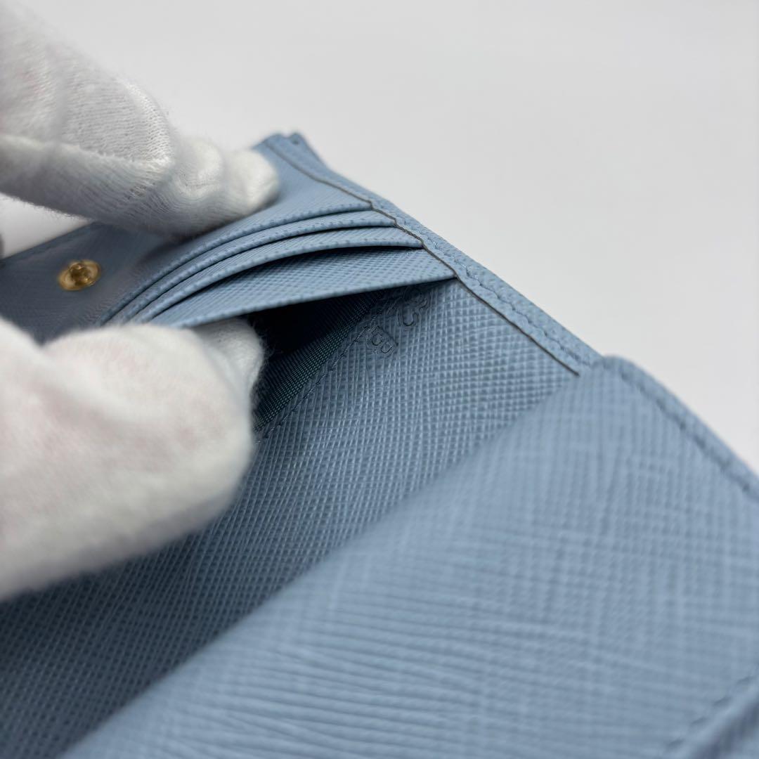 美品　PRADA 二つ折り財布　サフィアーノエンボス　ライトブルー 1MV204