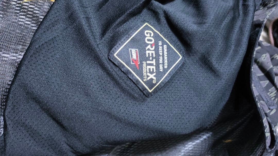 【VOLCOM ボルコム】 スノーボードウェア タイガーカモ ゴアテックス