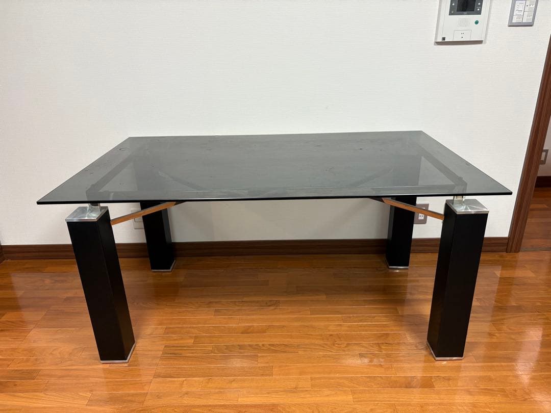 モダンなガラス天板ダイニングテーブル