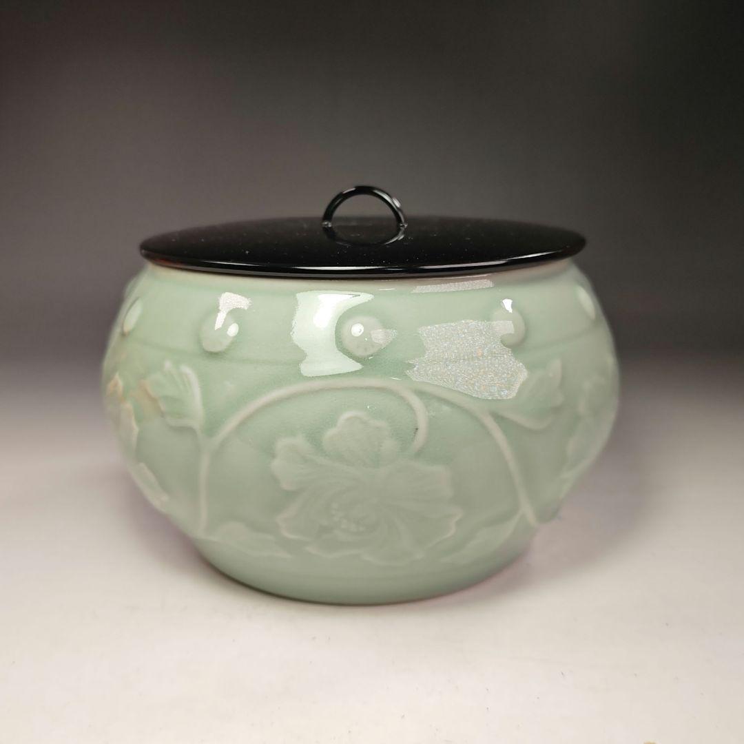 イ653 水指『龍泉窯』『青磁砧牡丹文　水指　替塗蓋付　共箱』茶道具