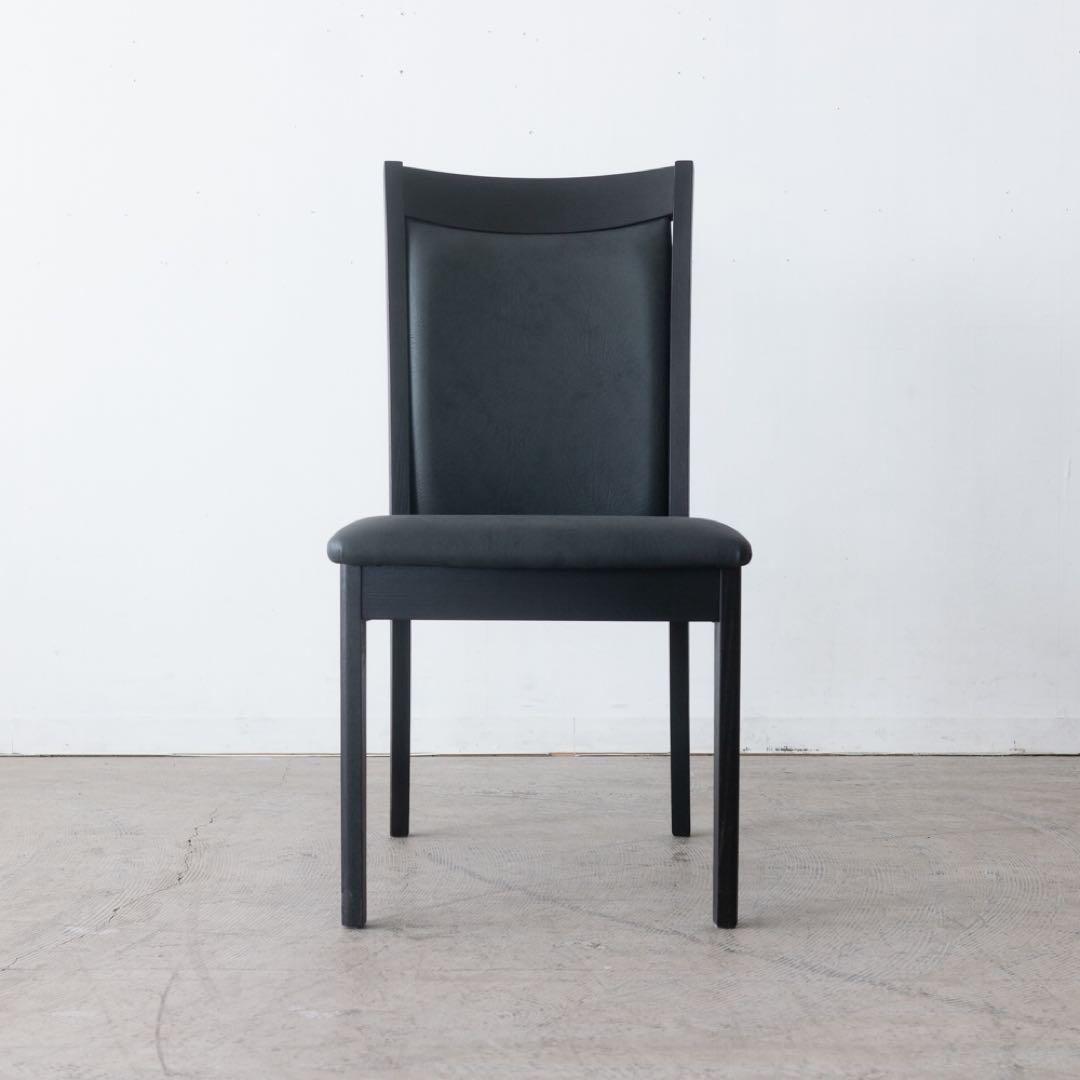 黒いシンプルなダイニングチェア