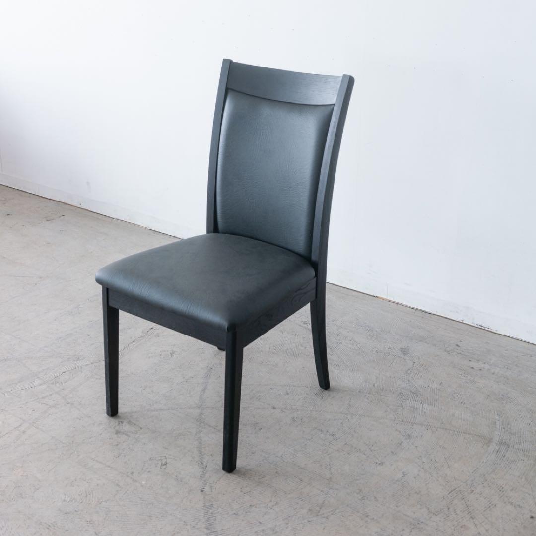 黒いシンプルなダイニングチェア