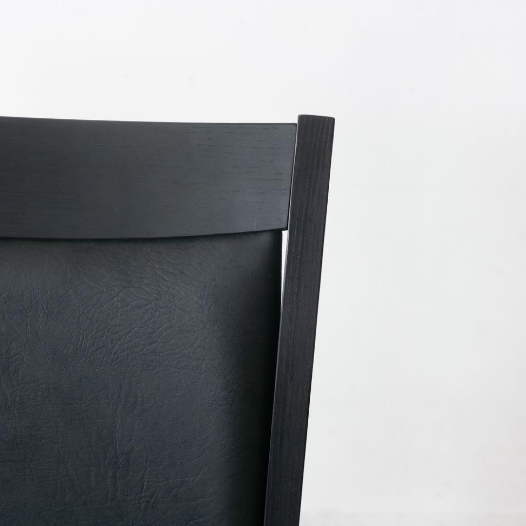 黒いシンプルなダイニングチェア