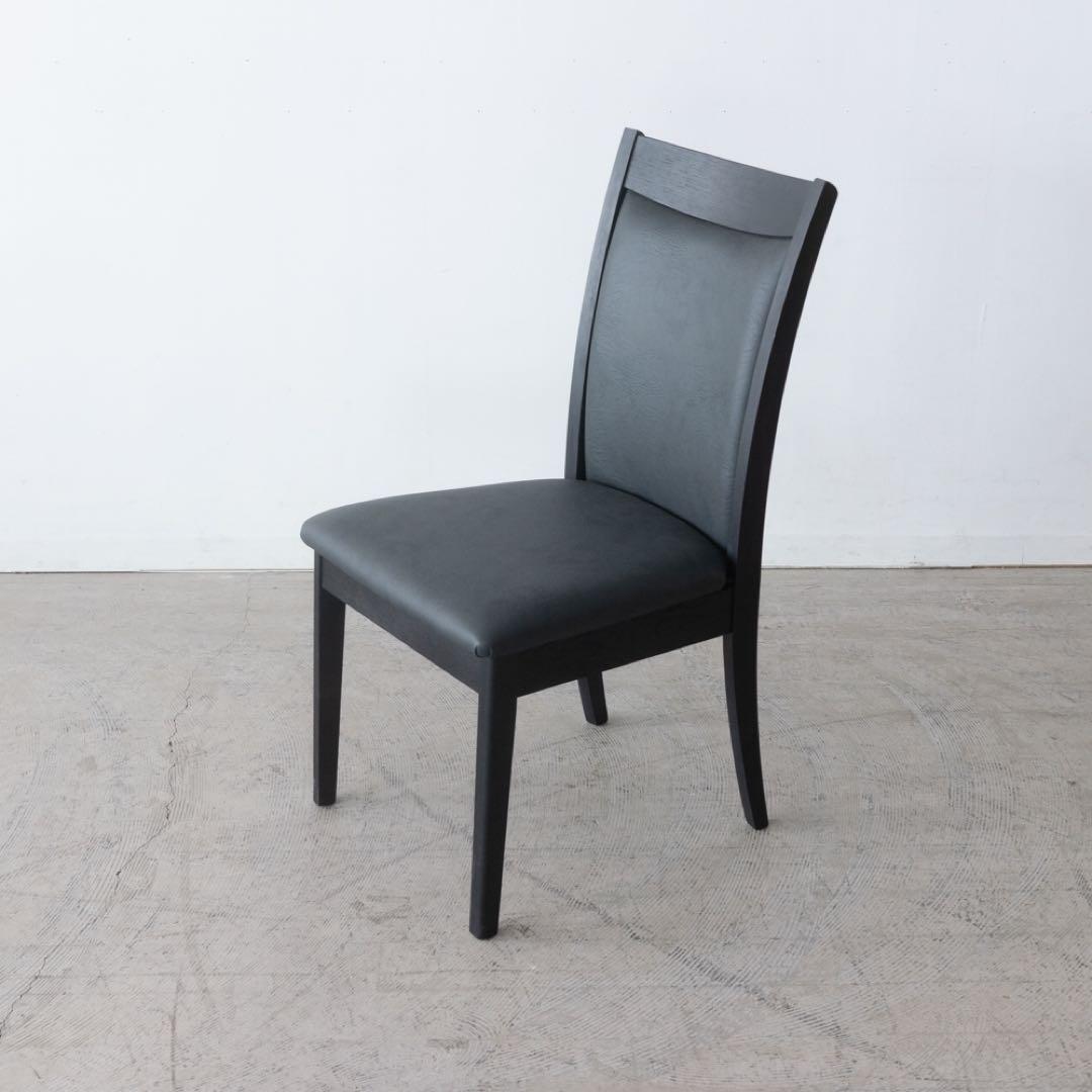 黒いシンプルなダイニングチェア