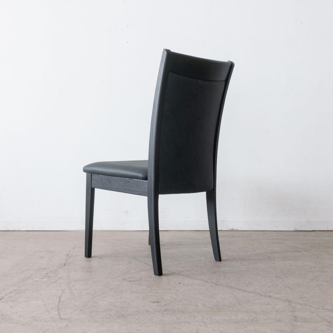 黒いシンプルなダイニングチェア