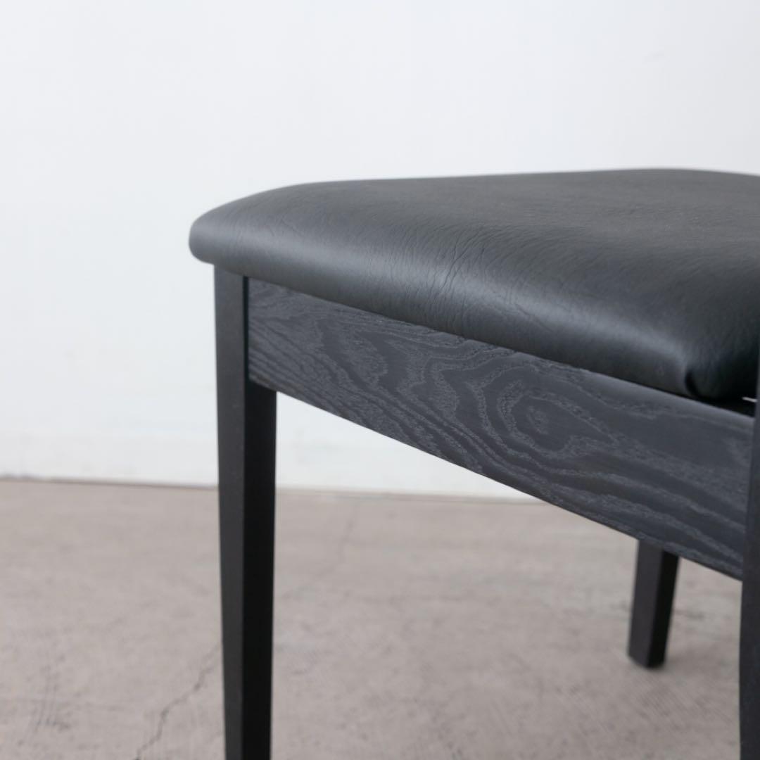 黒いシンプルなダイニングチェア