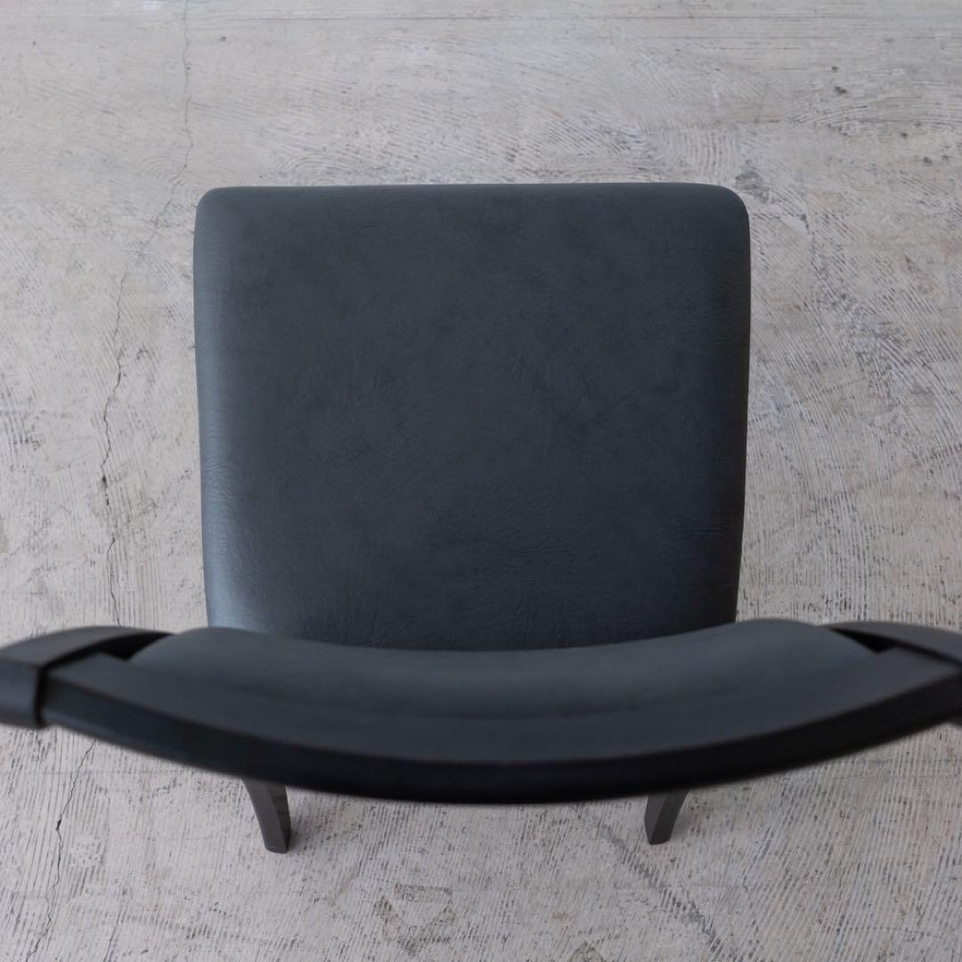 黒いシンプルなダイニングチェア