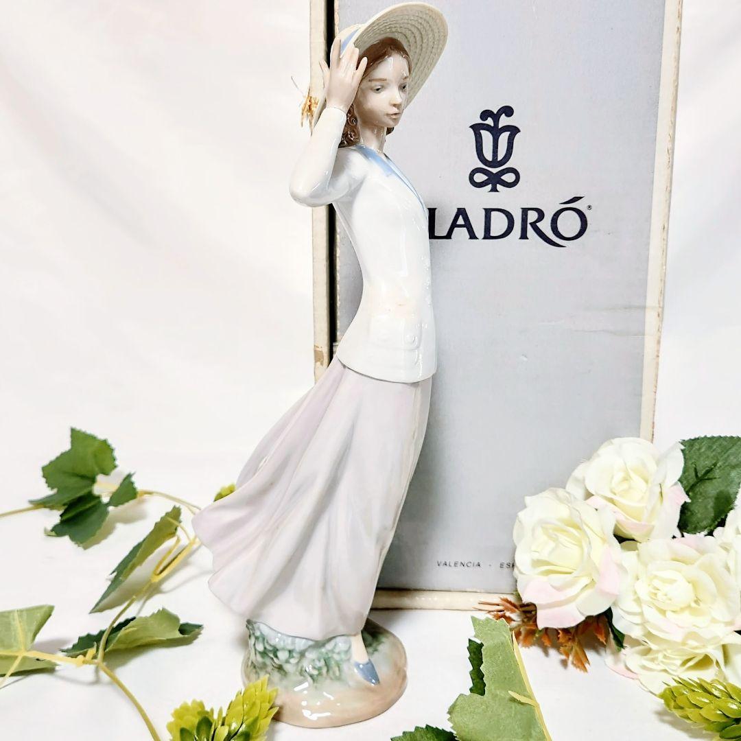 リヤドロ【箱入り・美品】フィギュリン《春のそよ風》No.5682