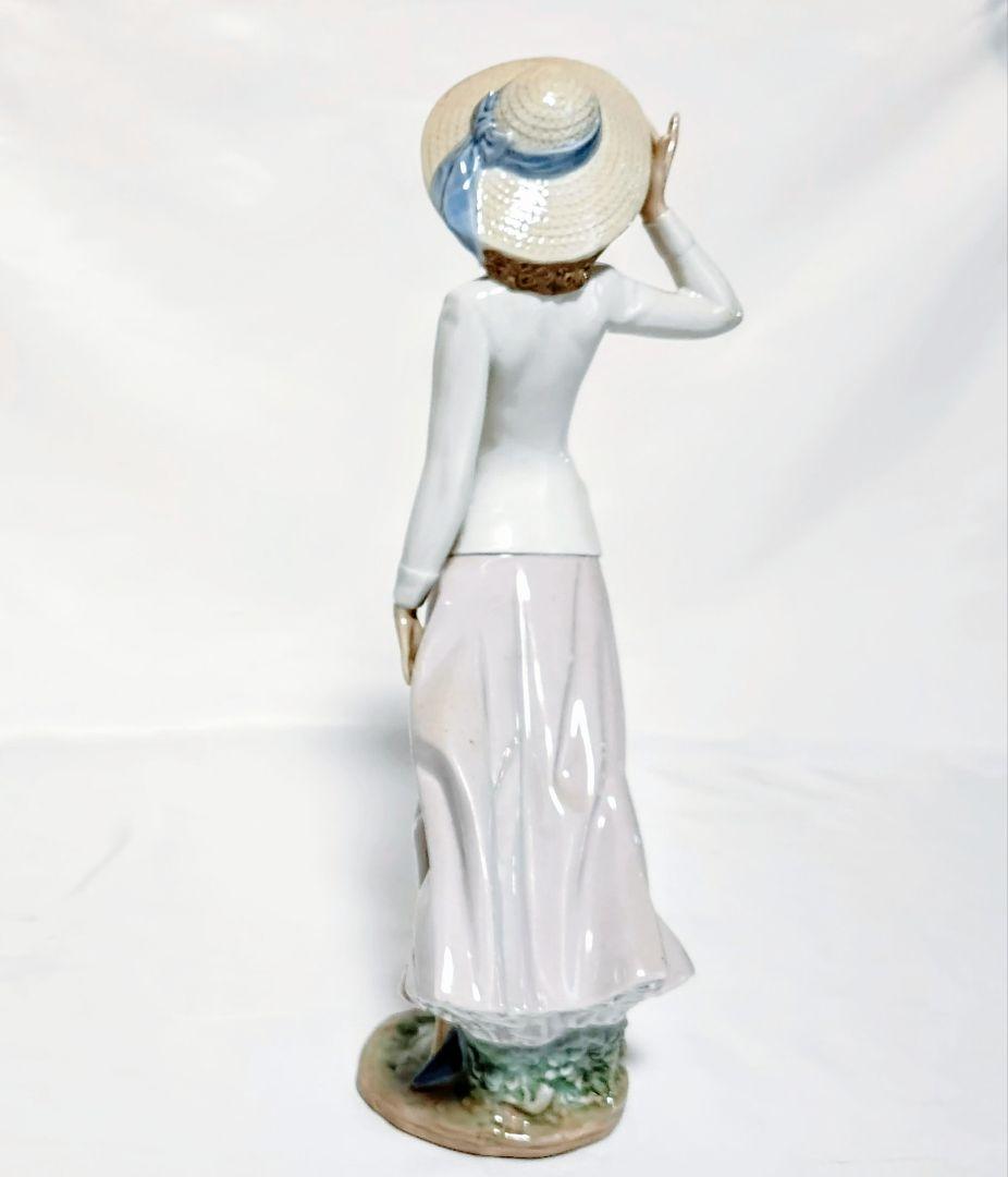 リヤドロ【箱入り・美品】フィギュリン《春のそよ風》No.5682