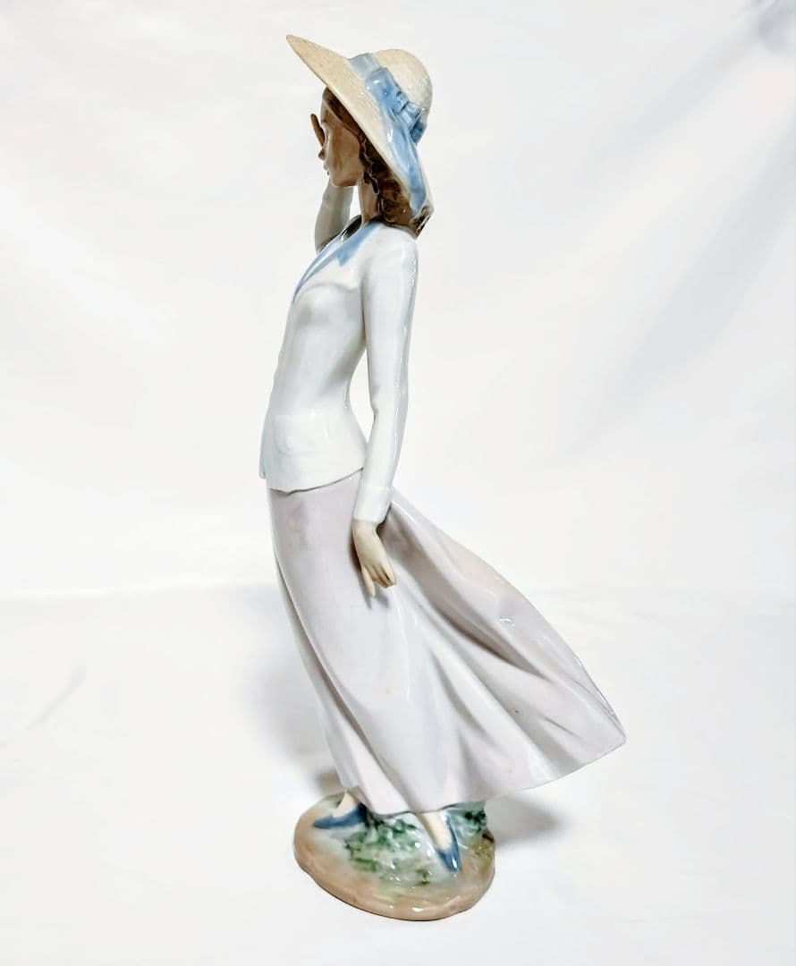 リヤドロ【箱入り・美品】フィギュリン《春のそよ風》No.5682