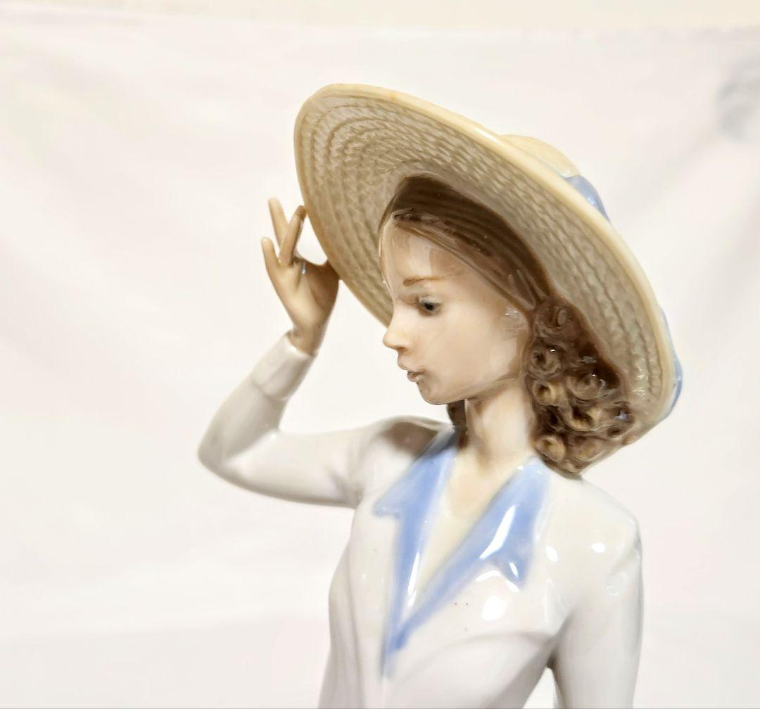 リヤドロ【箱入り・美品】フィギュリン《春のそよ風》No.5682